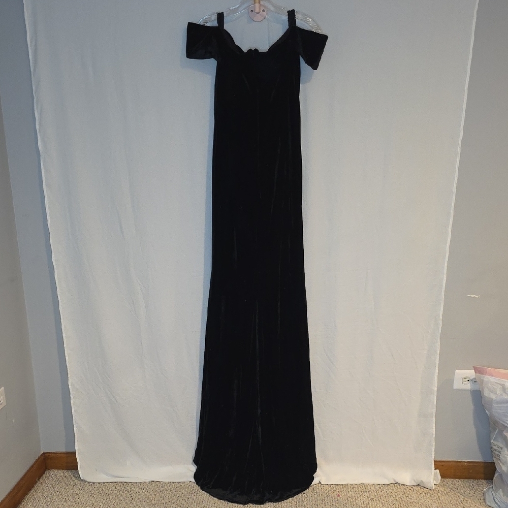 Elegant Black Off-Shoulder Maxi Dress - Picture 3 of 5